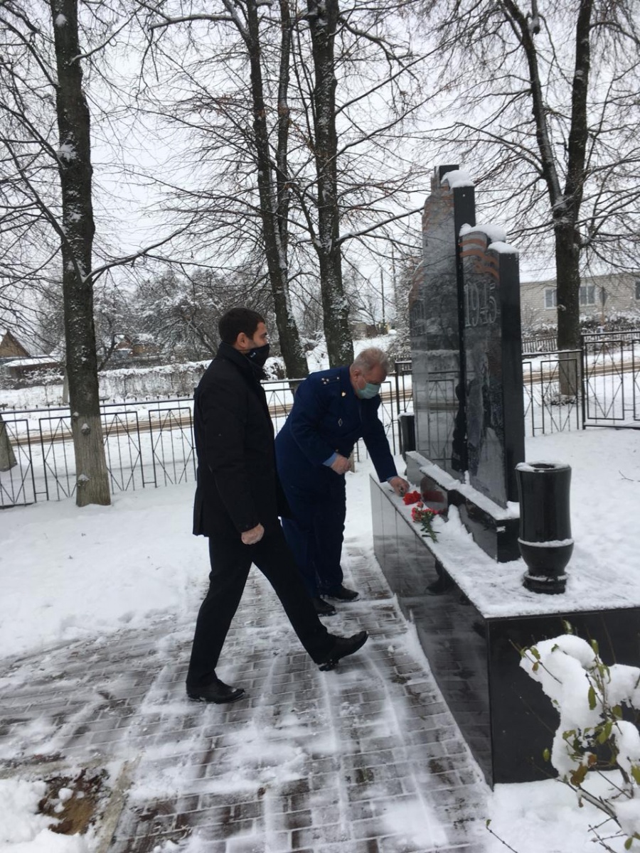 В День Неизвестного солдата в Навле возложили цветы и почтили память погибших воинов В День Неизвестного солдата в Навле возложили цветы и почтили память погибших воинов