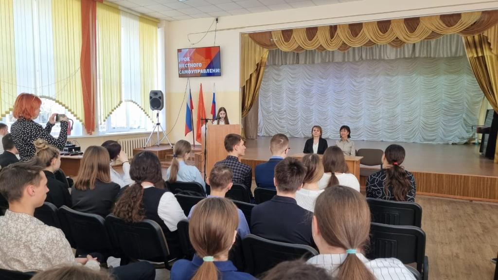 Исполнительный директор АСМО Брянской области Пригаро Н.В. провела урок, посвященный Дню местного самоуправления в школе №8 