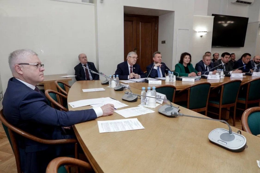 Комитет Госдумы по безопасности и противодействию коррупции на своём заседании в среду рекомендовал Госдуме принять в первом чтении законопроект об усилении контроля за деятельностью лиц, находящихся под иностранным влиянием.