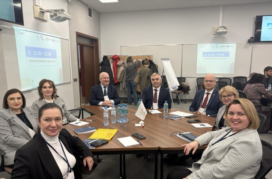 Прямо сейчас в Москве в рамках проекта «Муниципальный диалог», который реализует Всероссийская ассоциация развития местного самоуправления, проходит стратегическая сессия в составе федеральной проектной команды «Воспитание новых поколений».