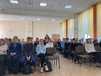 Исполнительный директор АСМО Брянской области Пригаро Н.В. провела урок, посвященный Дню местного самоуправления в школе №8 